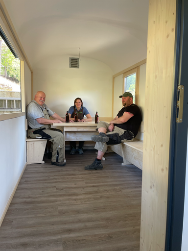 Eckbank mit Tisch und Feierabendbier