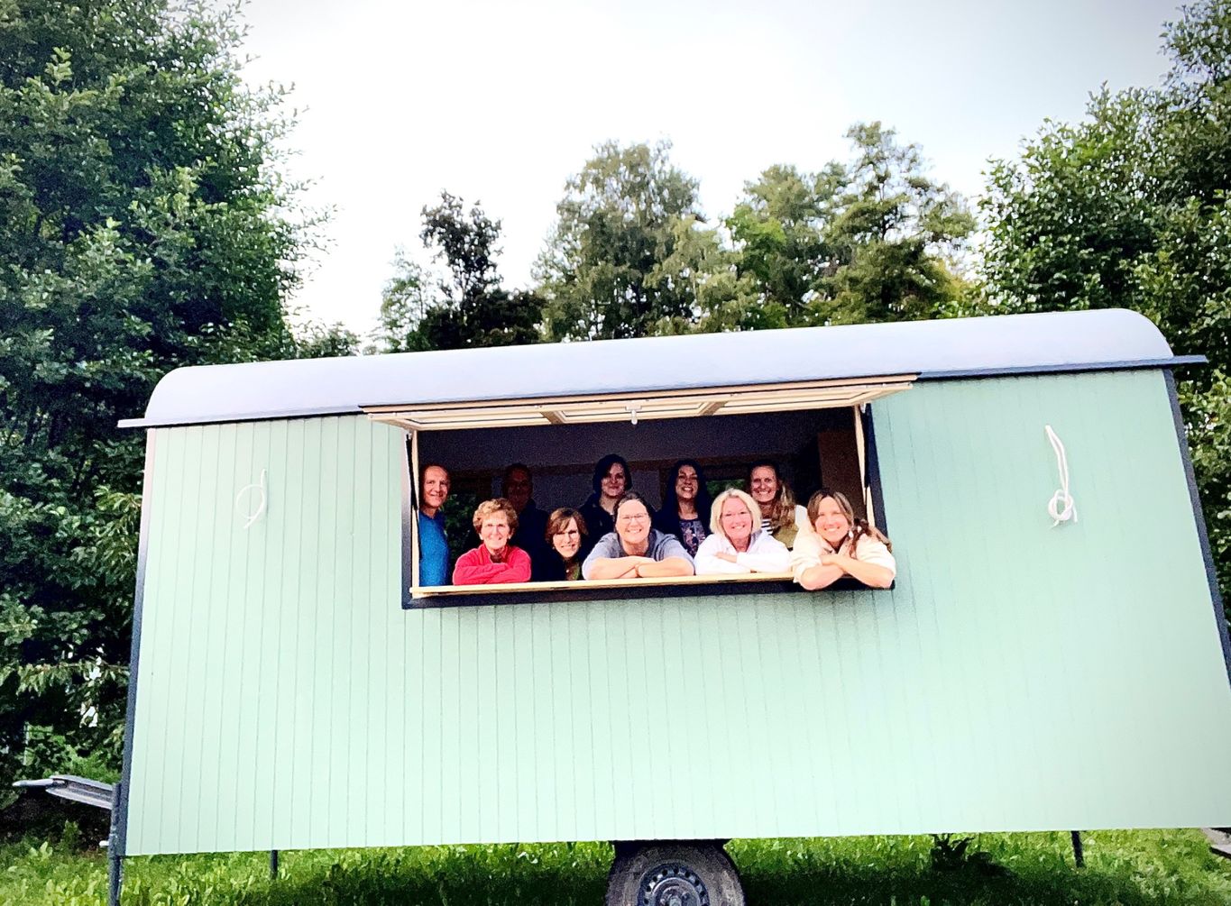 Gruppenbild mit Kunst- und Kultur-Bauwagen