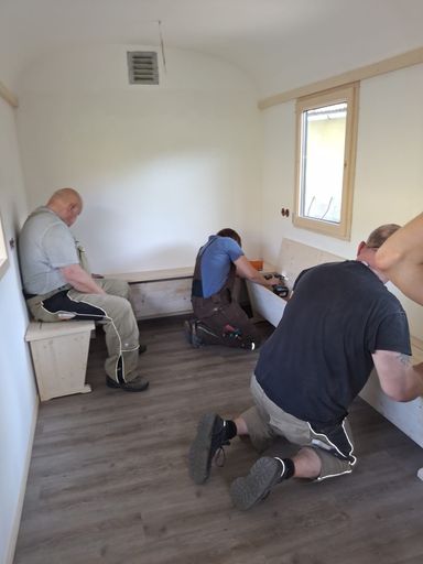 Die Eckbank wird eingebaut